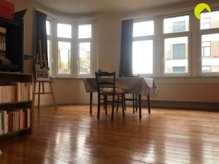 Gezellig appartement met 1 slaapkamer (70m²) gelegen in een residentiële woonwijk te Berchem. Indeling:Via de trap bereiken we het appartement op de...