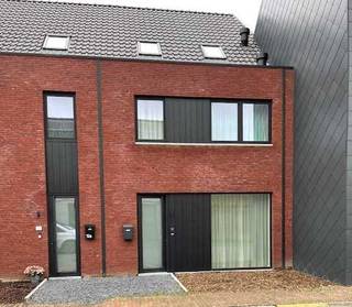 Energiezuinige woning met terras, eigen parkeerplaats en fietsenberging in het centrum van Zomergem. Indeling gelijkvloers: inkom, toilet, 52 m²woonkamer met moderne keuken en kookeiland en berging. 1 ste verdieping: 2 slaapkamers, apart toilet en badkamer met douche, wasplaats of linnenkamer. 2de verdieping: 31m² volledig afgewerkte open ruimte die als slaapkamer kan dienen. Recent gebouwde woning 2024-2025 voorzien van alle comfort, volledig geschilderd en voorzien van gordijnen. Instapklaar vanaf 1 december 2025.