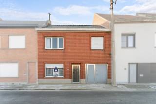 <h2><span>Te renoveren woning op rustige ligging perceel 510 m²</span></h2><p><span>Op een aangename, rustige ligging vinden we deze te renoveren woning op een mooi perceel van </span><span>510 m²</span><span>. De woning biedt een solide basis voor wie op zoek is naar een renovatieproject met potentieel.</span></p><h3><span>Indeling</span></h3><ul><li><span>Inkomhal</span></li><li><span>Leefruimte</span></li><li><span>Keuken</span></li><li><span>Badkamer</span></li><li><span>Garage met zolderruimte</span></li><li><span>3 slaapkamers</span></li><li><span>Zolder boven het hoofdgebouw</span></li></ul><p><span>Een belangrijk pluspunt: </span><span>het dak van het hoofdgebouw werd reeds vernieuwd</span><span> en voorzien van een </span><span>nieuwe gebinte en nieuwe pannen</span><span>. Hierdoor kan je met een gerust hart verder renoveren.</span></p><h3><span>Troeven</span></h3><ul><li><span>Rustige ligging</span></li><li><span>Mooie perceelbreedte en diepe tuin</span></li><li><span>Vernieuwd dak (gebinte + pannen)</span></li><li><span>Garage met extra zolderruimte</span></li><li><span>Veel mogelijkheden voor verbouwing of uitbreiding</span></li></ul><p><span>Deze woning is ideaal voor wie graag zelf de handen uit de mouwen steekt en een woning volledig naar eigen smaak wil afwerken.</span></p>