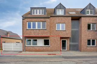 Appartement au rez-de-chaussée avec jardin et parking à Burst<br /><br />Découvrez ce superbe appartement au rez-de-chaussée situé à Krielhoek 2, dans le charmant village de Burst. Avec une superficie habitable de 93 m², cet appartement prêt à emménager offre tout ce dont vous avez besoin pour vivre confortablement.<br />L'appartement possède un label PEB B, garantissant une habitation économe en énergie et confortable.<br />Un atout majeur est la large allée située à côté de l'appartement ainsi qu'une entrée privative parfaitement adaptée.<br /><br />Composition :<br />-Grand et lumineux séjour-Cuisine ouverte moderne<br />-Deux chambres, la deuxième idéale en tant que chambre d'amis ou bureau à domicile<br />-Buanderie séparée<br />-Salle de bain<br />-Grand jardin de 150 m²<br />-Parking intérieur et extérieur souterrain<br /><br />Atouts :<br />-Prêt à emménager et économe en énergie<br />-Emplacement calme et facilement accessible<br />-Matériaux de haute qualité<br />-Allée privative<br /><br />Cet appartement prêt à emménager et économe en énergie combine lumière, confort et espace avec 93 m² de surface habitable, deux chambres, un espace de vie moderne et un vaste jardin de 150 m².<br />Grâce au parking intérieur et extérieur et à l'emplacement calme mais accessible à Burst, vous profitez ici d'un confort d'habitation optimal.<br /><br />N'attendez plus et faites de ce superbe appartement au rez-de-chaussée avec jardin et parking votre nouveau chez-vous à Burst!<br /><br />Pour plus d'information ou une visite : https://albert.immo/listing/flat-for-sale-9420-burst-7884604