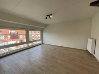 <p><span>Mooi en rustig gelegen volledig vernieuwd appartement.  INSTAPKLAAR.  Inkom, living, half open ingerichte keuken en oa vaatwas, berging, moderne badkamer, twee slaapkamers, terras voor- en achteraan, kelder en garage.  algemene onkosten 35 €/mnd - Aparte fietsenbergplaats. Vrij op 01/09/2026.   Epc 110 kWh/m² - uc 2764841-RES-1.  Voor info of bezoek, bel 056.21.58.00 of www.immo-lvb.be, naar pand gaan en via de agenda de afspraak inboeken.</span></p>