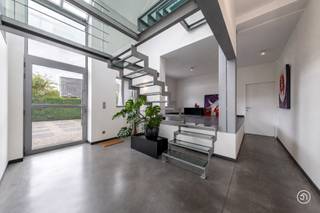 Vandaag nemen we je mee naar Puurs. In een rustige straat tussen de velden, doch in de nabijheid van alle belangrijke voorzieningen, vinden we deze volledig gerenoveerde, energiezuinige hoeve met industriële look terug.<br /><br />We betreden de woning via de ruime, lichtrijke inkomhal met vestiaire en gastentoilet. Wanneer we doorwandelen, komen we terecht in de imposante leefruimte met aansluitend de open keuken. Dankzij de hoge raampartijen geniet de leefruimte van bijzonder veel natuurlijk licht en heb je een prachtig uitzicht op de tuin en omliggende weilanden. Verder bevinden zich op het gelijkvloers twee ruime slaapkamers met aansluitend de eerste badkamer.<br /><br />Via de trap bereiken we de verdieping, waar de vide een indrukwekkende kijk geeft op de leefruimte. Hier vinden we een bureau en polyvalente ruimte terug, die je nog helemaal naar eigen wens kan inrichten. Verder op de gang bevinden zich nog eens twee ruime slaapkamers, een tweede badkamer, een apart toilet en een dressing.<br /><br />De absolute troef is de zuidwest gerichte tuin waar je heerlijk in het groen kan vertoeven. Genieten van een aperitief was nog nooit zo aangenaam.<br /><br />Aan parkeerruimte is er bovendien geen gebrek: er zijn drie garages en een grote oprit. <br /><br />De woning onderging in 2002 een totaalrenovatie en is uitgerust met zonnepanelen.<br /><br />De woning is gelegen in een RUP.<br /><br />Heb je interesse in deze prachtig gerenoveerde en energiezuinige hoeve?<br />Neem dan gerust contact op via julie@julimmo.be of 0473 51 31 45.