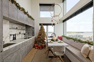 Op de elfde verdieping van een iconische residentie "Zicht" op het bruisende Nieuw Zuid bevindt zich dit uitzonderlijk appartement met een...