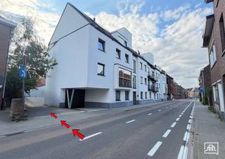 <p><span>Afgesloten individuele garagebox op straatniveau aan de achterkant van een residentieel gebouw, ter hoogte Pakenstraat 7 te Heverlee:</span></p><p><span> </span></p><p><span>Inrijden en binnenrijden met afstandsbediening.</span></p><p><span> </span></p><p><span>Beschikbaar vanaf 1 september 2026. Huurcontract voor 1 jaar nadien automatisch verlengbaar en opzegbaar mits opzegperiode van 3 maanden. </span></p><p><span>Prijs is een all -in prijs (lasten/taksen inbegrepen)</span></p><p><span> </span></p><p><span>Graag een seintje om te bezichtigen.</span></p><p><span> </span></p>