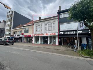 Op deze unieke ligging bieden wij u deze statige woning aan, bestaande uit een zeer ruime gelijkvloerse handelsruimte met tal van mogelijkheden...