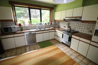Goed onderhouden woning in een aangename, rustige en doodlopende straat.
Op de gelijkvloers bevinden zich de inkomhal met gastentoilet, gezellige living met openhaard, ingerichte keuken, wasplaats en ruime bureau/slaapkamer.
Op het eerste verdiep vindt u 4 volwaardige slaapkamers, de badkamer ingericht met dubbele lavabo, ligbad en toilet.
Verder beschikt deze woning nog over een garage en zolder. De woning is gelegen op 5 minuten fietsen van het technologiepark te Zwijnaarde en is op slechts 5 minuten rijden van E40 en E17. Achteraan de woning een gezellige tuin met tuinhuis en overdekt terrasje. De woning is voorzien van (15!) zonnepanelen en warmtepompen. Huurprijs: €1.500/maand
Heeft u interesse in deze woning? Aarzel dan niet en neem vrijblijvend contact met ons op.
