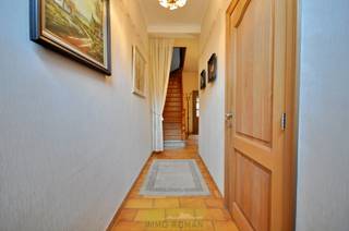 Op de flanken van de heuvels van de Vlaamse Ardennen treft u deze charmante woning! Een uiterst rustige straat en toch amper een boogscheut...