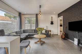 Op zoek naar ruimte, rust en mogelijkheden? Deze volledig gerenoveerde woning op een perceel van 2.192 m² combineert wonen, werken en buitenleven...