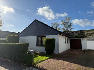 INDELINGInkomhal ca. 10 m² - kurkvloerLiving ca. 25 m² - wit gemarmerde tegelvloerKeuken ca. 9 m² - ecru kasten met een grijs granieten werkblad -...