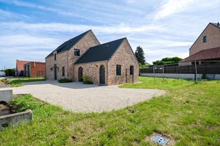 Op een uitstekende locatie in Beerzel (Putte) bevindt zich deze recente villa op een ruim perceel van 825 m². De woning geniet van een rustige, residentiële ligging met een vlotte bereikbaarheid, vlak bij winkels, scholen, openbaar vervoer en invalswegen. Dankzij de polyvalente ruimte met aparte ingang is dit de ideale woning voor wie wonen en werken wil combineren.<br /><br />We betreden de woning via de inkomhal met gastentoilet. De lichtrijke leefruimte met open, volledig ingerichte keuken, vormt het hart van de woning en is uitgerust met een inductiekookplaat, oven, dampkap en ingebouwde vaatwasser. Grote raampartijen over de volledige breedte zorgen voor een mooi zicht op het zonnige, westgerichte terras en de volledig omheinde tuin. Aansluitend bevindt zich nog een praktische berging.<br /><br />De polyvalente ruimte van ca. 28 m² met eigen inkom, wachtruimte en toilet is ideaal als praktijk, kantoor of hobbyruimte.<br /><br />Via de nachthal bereiken we vier ruime slaapkamers en een badkamer met inloopdouche, dubbele lavabo en toilet. Een bergzolder zorgt voor extra opbergruimte.<br /><br />Met een bewoonbare oppervlakte van 221 m² en een EPC-label A (51 kWh/m²) biedt deze woning alle hedendaagse comfort. Dak- en vloerisolatie, driedubbele beglazing en zonnepanelen zorgen voor een bijzonder laag energieverbruik.<br /><br />Bent u op zoek naar een recente, energiezuinige villa met praktijkruimte op een rustige locatie in Beerzel? Contacteer ons via 0474/78 07 73 of www.boonstravastgoed.be<br /><br />Bijzonderheden:<br />• 221 m² bewoonbaar<br />• EPC-label A (51 kWh/m²)<br />• Praktijkruimte met aparte ingang