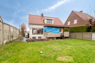 Alleenstaande, deels gerenoveerde woning te koop in DesselgemIndeling:Gelijkvloers: inkomhal met gastentoilet, woonkamer met gaskachel, polyvalente...