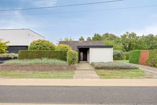 <p>Heusden-Zolder: instapklare woning met 5 slaapkamers op een ruim perceel.</p>
<p> </p>
<p>Bent u op zoek naar een instapklare woning met veel potentieel op een top locatie?</p>
<p>Deze energiezuinige woning op een perceel van 9a 60ca biedt het comfort van volledig gelijkvloers wonen, aangevuld met extra slaapkamers en een badkamer op de verdieping.</p>
<p> </p>
<p><strong>Indeling: </strong></p>
<ul><li>Gelijkvloers: inkomhal, woonkamer, eetkamer, keuken, berging, wasruimte, badkamer, 3 slaapkamers</li><li>Verdieping +1: 2 slaapkamer, badkamer</li><li>Verdieping -1: voorraadkelder</li></ul>
<p><strong>Troeven: </strong></p>
<ul><li>Gegeerde locatie: zowel goed bereikbaar als omgeven door natuur en bossen</li><li>Uitstekende bereikbaarheid: op minder dan 5 minuten van de E314</li><li>Diversiteit aan sport- en recreatiefaciliteiten: tennis- en padelclubs, circuit Zolder, velodroom, wandel- en fietsroutenetwerk</li><li>Ruim aanbod aan voorzieningen: restaurants, supermarkten, scholen, openbaar vervoer, apotheek, dokters</li></ul>
<p>Wenst u meer informatie of een bezoek ter plaatse neem dan contact op met Lio van ERA De Piramide via 013/31.14.00 of depiramide@era.be.</p>