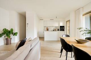 NIEUW ZUID nieuwbouwappartement 3 slpk, 2 badk & ruim terras<br /><br />Dit verfijnde nieuwbouwappartement (verkoop onder registratierechten) op de eerste verdieping van het prestigieuze BAN-project biedt een unieke woonervaring. Het gebouw, ontworpen door Japans toparchitect Shigeru Ban (Pritzker Prize 2014), is een zeldzame realisatie in België en wordt gekenmerkt door zijn houten gevel en samenspel tussen architectuur en natuur.<br /><br />De inkomhal, met apart gastentoilet en ruime berging voorzien van aansluiting voor wasmachine en droogkast, leidt naar een lichtrijke en open leefruimte. Grote raampartijen zorgen voor een overvloed aan natuurlijk licht en geven uit op een royaal zuidgeoriënteerd terras van 20m² — een perfecte plek om in alle rust te ontspannen met zicht op de groene binnentuin.<br /><br />De leefruimte sluit naadloos aan op de open keuken, volledig uitgerust met kwalitatieve AEG-toestellen: inductiekookplaat, heteluchtoven en combi-oven, vaatwasser en grote koelkast met aparte diepvriezer. Dankzij het ruime eiland is de keuken zowel functioneel als bijzonder uitnodigend.<br /><br />De master slaapkamer beschikt over een ensuite badkamer met inloopdouche en toilet en biedt eveneens directe toegang tot het terras. Achteraan bevinden zich nog twee bijkomende slaapkamers en een tweede volwaardige badkamer met douche, bad en dubbele lavabo.<br /><br />Ondergrondse parkeerplaats met individuele laadpaal verplicht mee aan te kopen (€45.000)<br /><br />Gelegen in Nieuw Zuid — een van de meest vernieuwende en duurzame stadsontwikkelingen van België — geniet u van een woonomgeving waar stadsleven en rust samenkomen. <br /><br />Troeven:<br />- Nieuwbouwappartement met verkoop onder registratierechten<br />- 3 volwaardige slaapkamers en 2 volwaardige badkamers<br />- Ruim zuidgeoriënteerd terras (20m²) met zicht op rustgevende binnentuin<br />- Ondergrondse parkeerplaats met individuele laadpaal (€45.000)<br />- Ruime ondergrondse fietsenstalling aanwezig<br /><br />Afspraak maken kan via:<br />Contactformulier of e-mail naar nicolevangoethempad80@gmail.com