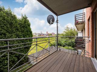 Dit verzorgde appartement op de Jan Baptist Corremansstraat 142 in Boom werd gebouwd in 2009 en biedt een aangename woonst met een praktische indeling.<br /><br />De leefruimte sluit mooi aan op het overdekte terras, waardoor je ook buiten een fijne extra plek hebt om te zitten. Verder beschikt het appartement over twee slaapkamers, een badkamer, apart toilet en een kelderberging.<br /><br />Ook op technisch vlak zit het goed: het appartement heeft een gunstig EPC-label A en de elektrische installatie is conform. De kelderberging is inbegrepen in de verkoop. Daarnaast is er de mogelijkheid om een garage aan te kopen.<br /><br />De ligging is bijzonder praktisch. Je woont hier vlak bij het station van Boom, winkels, openbaar vervoer en andere dagelijkse voorzieningen.<br /><br />Troeven:<br />"EPC-label A<br />"Elektriciteit conform<br />"Bouwjaar 2009<br />"2 slaapkamers<br />"Aangenaam overdekt terras<br />"Kelderberging inbegrepen<br />"Mogelijkheid tot aankoop garage<br />"Centrale ligging nabij station, winkels en groen<br /><br />Een interessant appartement voor wie op zoek is naar comfortabel wonen op een centrale locatie in Boom.<br /><br />Kom dit appartement ontdekken via jarno@groepvanhaute.be of 0492 83 88 19.
