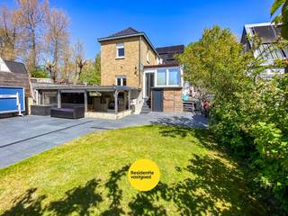 KIJKDAG 23 MEI VAN 10U TOT 12U (vooraf inschrijven via website of tel. 058/ 622 815). Instapklare open bebouwing, gelegen op 330m² te Oostduinkerke vlakbij de Simli Duinen van Nieuwpoort en op 800m van het strand. Kan zowel als vaste woonst als vakantiewoning aangewend worden. Gelegen in toeristische zone (vergunning voor erkende vakantiewoning kan dus verkregen worden). Deze woning is doorheen de jaren gerenoveerd door de eigenaars. Het gelijkvloers bestaat uit een inkom, gezellige living, ingerichte keuken met aansluitend een lichtrijke verandaruimte, droge kelder, apart toilet en een traphall. De eerste verdieping bestaat uit 4 ruime slaapkamers en een ruime badkamer. Tevens is er nog een bergzolder toegankelijk vanuit de hall. De woning beschikt over een zuidwest gerichte tuin voorzien van een buitenkeuken. Ook zijn er 2 kelderbergingen aanwezig. Zonnepanelen en thuisbatterijen geïnstalleerd. 4 privé-parkeerplaatsen voorzien. Geen renovatieplicht. Asbestveilige woonst. Benieuwd naar meer? Aarzel niet om contact op te nemen voor meer informatie of een bezoek ter plaatse. EPC: 383 UC: 3586240 (Ref. NI26570)