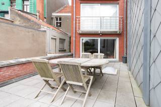 Gezellig appartement met ruime woonkamer en open keuken met alle modern comfort.<br />Badkamer met douche en lavabo en mogelijkheid tot plaatsen wasmachine. 2 ruime slaapkamers en een mooi, ruim en gezellig zonneterras. Zeer grote kelder op het gelijkvloers inbegrepen in de prijs! Een aanrader!