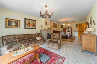 Lutselusstraat 84: Te renoveren gezinswoning (HOB) op 18a70ca met 5 slaapkamers en zicht op achterliggende weilanden.<br /><br />Indeling: Inkomhal, gastentoilet, vestiair, leefruimte, living, keuken met toegang naar het terras en de tuin, 3 slaapkamers, berging, technische ruimte en garage.<br />1e Verdieping: 2 slaapkamers en zolder.<br /><br />Comfort: Keuken is ingericht met elektrisch vuur, oven, dampkap en spoelbak. Badkamer is ingericht met een bad, lavabomeubel en aansluiting wasmachine. <br /><br />Energie: Houten ramen met enkel glas. Centrale verwarming op mazout. EPC-score: 725kWh/m² (F). Dak is niet geïsoleerd.<br /><br />KI: 629.<br />Bewoonbare opp.: 147m².<br />Perceel opp.: 18a70ca.<br />Vraagprijs: 245.000 euro.<br />Meer informatie via kantoor op 0472/74.24.33 of joris@vastgoedvalkenborgh.be<br /><br />