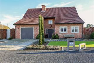 Knappe pastorijwoning op prachtig perceel van 14a24ca met uitgestrekt vergezicht Omgeving:+ Uitstekende bereikbaarheid dankzij de op- en afrit van de...