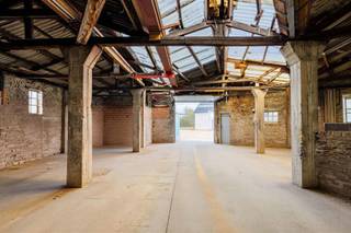 Ruim magazijn op een uiterst strategische ligging in DilbeekBent u op zoek naar een praktische en goed gelegen magazijn in Dilbeek? Dan stellen wij u...