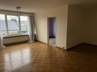Op zoek naar een appartement dat je volledig naar eigen smaak kan renoveren? Dit appartement met 2 slaapkamers biedt tal van mogelijkheden en...