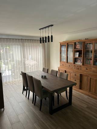 Instapklare 3 slpk. woning met grote tuin<br /><br />Beschrijving: Deze instapklare woning is gunstig gelegen in een rustige woonwijk in Grobbendonk, en combineert een praktische indeling met aangename leefruimtes.<br /><br />Via de inkomhal komt u in de leefruimte, ingedeeld in een gezellige zit-, eet- en bureauhoek. De achtergelegen ruime keuken is deels vernieuwd in 2023 en heeft zicht op de tuin, net als de leefruimte. Er is aansluitend een gezellig overdekt terras. Op de 1ste verdieping zijn er twee ruime slaapkamers en een kleinere slaapkamer die momenteel dienst doet als dressing.<br /><br />Verder beschikt de woning over een praktische kelder, en een zeer ruime tuin met bos achteraan. Er is een losstaande garage in de tuin, en vooraan het huis is er voldoende parkeerplaats voor meerdere auto's.<br /><br />Er zijn de afgelopen jaren verschillende verbouwingen uitgevoerd.<br />- Vloer living vernieuwd (2021)<br />- Badkamer vernieuwd (2021) <br />- Dak + ramen & deuren vernieuwd (2021)<br />- Apart toilet vernieuwd (2024)<br />- Zonnepanelen (2023)<br />- Nieuwe gascondensatieketel (2025)<br /><br />- Elektriciteit is volledig conform<br />- verwarming op gas
