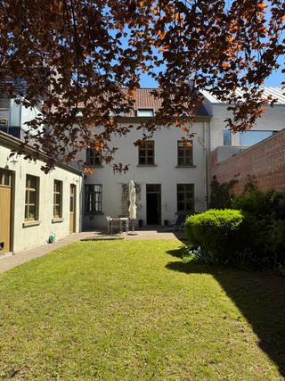 La Maison du Juge, daterend uit het midden van de 19e eeuw, is een bijzonder ruime en karaktervolle eigendom, gelegen in het centrum van Lievegem, op slechts 20 minuten van Gent.<br /><br />De woning biedt een authentieke woonervaring met vijf slaapkamers, twee badkamers en een bewoonbare oppervlakte van circa 316 m², gelegen op een perceel van 650 m².<br />Dit historisch pand met hedendaags comfort spreekt aan door zijn karaktervolle stijl met behoud van originele tegelvloeren, parketvloeren en authentieke draagbalken.<br /><br />De volwassen tuin met achterliggende carport voor twee wagen en tuinhuis zorgt voor een privatieve en rustige woonbeleving. Dankzij de ligging in de dorpskern geniet u hier van stedelijke nabijheid zonder in te boeten aan privacy.<br /><br />Een rustige en unieke thuisbasis in de dorpskern van Lievegem, met een directe verbinding naar Gent.