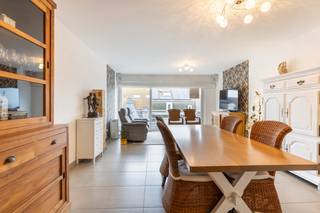 <p><strong>Te koop: instapklaar appartement in Oostende, centraal gelegen aan de Nieuwpoortsesteenweg, met vrij uitzicht vanaf het terras</strong>.</p>

<p> </p>

<p>Dit appartement uit 2006 bevindt zich in een residentiële buurt, vlakbij openbaar vervoer en belangrijke invalswegen. De centrale ligging maakt het ideaal voor wie alles binnen handbereik wil. Het ruime terras biedt een vrij zicht, waardoor u optimaal kunt genieten van de buitenruimte. De open keuken vormt het hart van de leefruimte en zorgt voor een gezellige, verbonden sfeer.</p>

<p> </p>

<p><strong>Indeling:</strong><br /><br />Via de inkomhal heb je toegang tot de open leefruimte met keuken, eetgedeelte en woonkamer.<br />Vooraan is het appartement voorzien van een terras en grote ramen die zorgen voor natuurlijke lichtinval.<br /><br />De hal heeft toegang tot een aparte berging met aansluiting voor een wasmachine, de badkamer en een gastentoilet.<br />Achteraan het appartement zijn er 2 ruime slaapkamers met toegang tot het tweede terras met open zicht.<br /><br /><strong>Troeven:</strong></p>

<ul><li>Centrale ligging nabij voorzieningen en openbaar vervoer</li><li>Vrij zicht vanaf het terras</li><li>Open keuken als centrale ontmoetingsplek</li></ul>

<p> </p>

<p><strong>Neem vandaag nog contact op met Guilliano via +32475345476 voor een bezoek.</strong></p>

<p> </p>

<p>JOUW DROOMAPPARTEMENT. ZO GEVONDEN!</p>