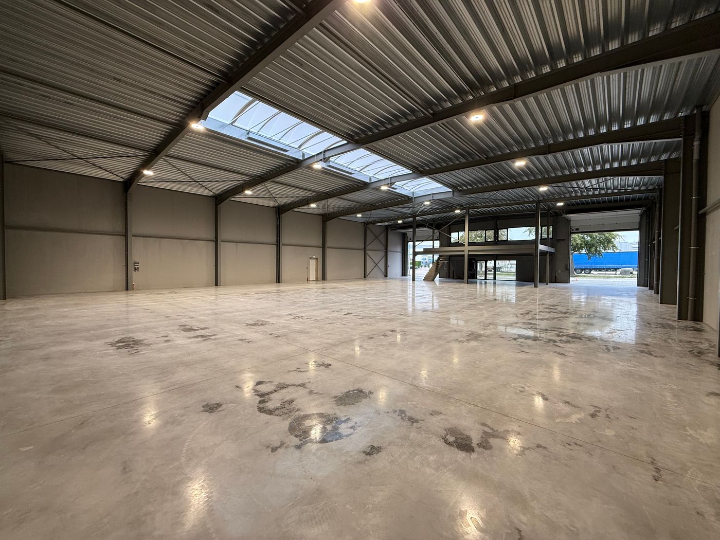 Bedrijfsgebouw van 888 m² met opslagruimte en kantoor te Aalter - foto 4