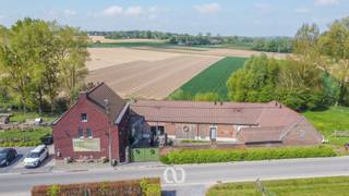 Ben jij op zoek naar een karaktervolle, gerenoveerde hoeve met een volledig ingerichte B&amp;B en een afzonderlijk woongedeelte? Dan is deze eigendom precies wat je zoekt.<br /><br />De hoeve is uitzonderlijk gelegen in een rustige, groene omgeving met een panoramisch zicht op het glooiende landschap van de Vlaamse Ardennen. Dankzij de directe aansluiting op verschillende fiets- en wandelroutes is dit de ideale uitvalsbasis voor levensgenieters of toeristen. Bovendien bevindt het centrum van Oudenaarde zich op korte afstand, wat zorgt voor een vlotte bereikbaarheid.<br /><br />Indeling<br /><br />In het B&amp;B-gedeelte bevinden zich vier lichtrijke gastenkamers die elk beschikken over een eigen badkamer. Gasten kunnen daarnaast gebruik maken van een ruime, gemeenschappelijke ontbijtruimte met een volledig uitgeruste open keuken en een gezellige zitplaats. Grote raampartijen zorgen hier voor een indrukwekkend zicht op de omliggende velden.<br /><br />Het privatieve woongedeelte bestaat uit een open leefruimte met zithoek en keuken, drie volwaardige slaapkamers en een grote badkamer. Daarnaast beschikt de woning over een ruime zolder die nog verder kan worden ingericht volgens eigen wensen, en een praktische kelder die extra bergruimte biedt.<br /><br />Ben je geïnteresseerd in deze unieke eigendom met tal van mogelijkheden? Aarzel dan niet en neem vandaag nog contact met ons op voor een bezoek.