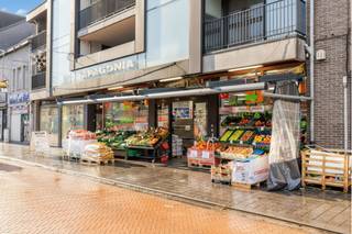 Dit ruim handelspand van 537m² is gelegen aan de Pauwengraaf 51-55, een van de meest dynamische winkelstraten in het hart van Maasmechelen...