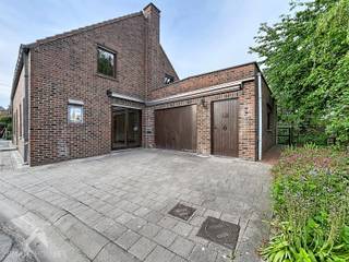 <p>Twee ruime woningen, samen aangeboden, op een rustige ligging met uitzonderlijk veel potentieel. Ideaal voor grote gezinnen, kangoeroewonen, verhuur of combinatie wonen–werken. In totaal beschik je over 6 slaapkamers, 2 volledig uitgeruste keukens, 2 gezellige woonkamers en 3 badkamers, aangevuld met 3 toiletten en 2 zolders die extra opslag- of uitbreidingsmogelijkheden bieden. Buiten geniet je van een grote, groene tuin waar privacy en rust centraal staan. Daarnaast zijn er zowel een ruime garage als een aparte garage, perfect voor hobby’s, stockage of meerdere wagens. Een unieke kans voor wie ruimte, flexibiliteit en toekomstmogelijkheden zoekt op een rustige, aangename locatie. Centrale ligging vlakbij E403, station, op wandelafstand van het stadscentrum, scholen, winkels en openbaar vervoer, enz</p>
Extra troeven<br />
<ul>
<li>Ideaal voor kangoeroewonen</li>
<li>Perfecte investering</li>
<li>Rustige, kindvriendelijke ligging</li>
<li>Grote groene tuin</li>
<li>Twee aparte ingangen</li>
<li>Ruime parkeermogelijkheden</li>
<li>Veel bergruimte</li>
<li>Goede lichtinval</li>
<li>Tal van uitbreidingsmogelijkheden</li>
</ul>
<h4><span>Groenstraat 8: EPC E - Damwegel 1 : EPC F</span></h4>
<h4>Deze woning is te koop ZONDER makelaar via het concept van Smart Houses. Wenst u verdere inlichtingen of een bezoek? Contacteer rechtstreeks de eigenaar via 0496/50.65.22</h4>