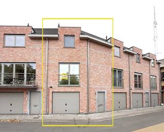 In de gezellige Gerard Van Gervenstraat, in het centrum van Beveren, vind je deze jonge en praktische bel-etagewoning<br /><br /><u><strong>Indeling</strong></u>:<br /><strong>Gelijkvloers</strong>: ruime inpandige garage, apart toilet, wasplaats (met plaats voor wasmachine/droogkast) én rechtstreekse toegang tot de koer.<br /><strong>Eerste verdieping</strong>: privatief woongedeelte met een volledig ingerichte keuken (voorzien van toestellen) en een lichtrijke leefruimte.<br /><strong>Tweede verdieping</strong>: twee volwaardige slaapkamers en een badkamer uitgerust met ligbad, lavabomeubel en toilet.<br /><strong>Extra</strong>: handige bergzolder bereikbaar via een uittrekbare trap.<br /><br />Dankzij de centrale ligging, het jonge bouwjaar (2013), het gunstige EPC-label B, elektriciteit is conform én de zeldzame troef van een inpandige garage, is dit een ideale woning voor wie comfortabel en praktisch wil wonen in het centrum van Beveren.<br /><br />Heeft u interesse en ziet u het potentieel dat deze woning te bieden heeft?<br />Neem gerust contact op via <strong>03/775.44.10 of info@immo-jet.be</strong>