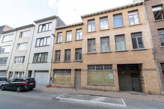 <div><div> <p>Duplex appartement met dakterras.</p><p>Op de 2de en 3de verdieping bevindt zich dit luxueus afgewerkt duplexappartement nabij het Sint-Jansplein. De 2de verdieping omvat een lichtrijke leefruimte op tegelvloer met een volledig ingerichte, open keuken voorzien van alle toestellen. Op de 3de verdieping vinden we de slaapkamer en de badkamer, uitgerust met een douche en dubbele wastafel. Bijkomend is er een gemeenschappelijke fietsenberging aanwezig. Een instapklaar appartement met een hoogwaardige afwerking en een aangename buitenruimte! Algemene onkosten: € 150/maand (voorschot privatieve verwarming en water). </p></div> </div>