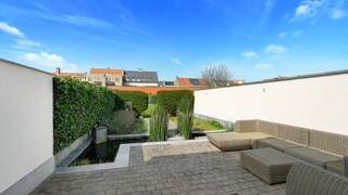 Deze instapklare en uitstekend onderhouden gezinswoning is rustig gelegen in het dorp van Zeebrugge, op wandelafstand van winkels, scholen en openbaar vervoer. Dankzij de dubbele inpandige garage, drie volwaardige slaapkamers en de ruime zolder biedt deze woning alle comfort.<br /><br />De woning is bovendien energiezuinig met een EPC-label B, hoogrendementsglas, een condenserende gasketel op aardgas en een degelijke constructie met betonnen gewelven.<br /><br />Via de inkomhal bereikt u een praktische berging/vestiaire onder de trap, de inpandige garage met plaats voor twee wagens en de wasruimte. Vanuit de keuken een rechtstreekse toegang tot de tuin.<br /><br />Op de eerste verdieping bevindt zich een lichtrijke leefruimte met een aangename woon- en eetkamer. De volledig uitgeruste keuken kijkt uit op de tuin en beschikt over een trap die rechtstreeks naar buiten leidt. Op deze verdieping is eveneens een apart gastentoilet aanwezig.<br /><br />De tweede verdieping omvat drie ruime slaapkamers en een verzorgde badkamer met douche en een tweede toilet. Grote zolderverdieping met talloze mogelijkheden.<br /><br />Een ruime, energiezuinige en perfect onderhouden woning op een centrale, doch rustige ligging in Zeebrugge, ideaal voor wie op zoek is naar een zorgeloze thuis.<br /> <br />Bezoeken of meer informatie? <br />Contacteer Maxim Slabbinck op tel. 0494/52.59.73
