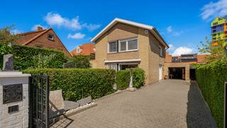 Op een felbegeerde locatie in hartje Heist bevindt zich deze volledig vrijstaande woning, voorzien van een zonnige tuin, een grote oprit en een garagebox. Deze charmante villa verschuilt zich achter een grote haag waar u kunt genieten van een mooi aangelegde tuin en meerdere zonneterrassen.<br /><br />De inkomhal bevindt zich aan de zijkant van de woning waar u kunt gebruik maken van een gastentoilet en toegang hebt tot het leefgedeelte. Het leefgedeelte omvat een ruime en verzorgde open keuken, een grote eetplaats en een knusse tv-hoek. Naast de keuken nog een grote berging/wasplaats. <br />De woonkamer profiteert van een uitstekende oriëntatie met veel zonlicht en een leuke connectie tussen binnen en buiten. Via de woonkamer hebt u rechtstreekse toegang naar het terras en de groene tuin. Meerdere zonneterrassen voor en naast de woning zodat u ongestoord kunt meedraaien met de zon van 's ochtends tot ’s avonds.<br />Op de eerste verdieping zijn er drie slaapkamers, een mooi vernieuwde badkamer met extra toilet en een aparte bureau op de nachthall. <br /><br />Mooi rechthoekig perceel van 390 m² met voldoende parkeergelegenheid, een mooie schuifpoort, een vernieuwd dak, 10 zonnepanelen, ….<br /><br />Een instapklare en sfeervolle villa op een toplocatie te Heist-aan-Zee.<br /><br />Bezoeken of meer informatie?<br />Contacteer Sacha Vanrafelghem op GSM 0487/43.79.10.