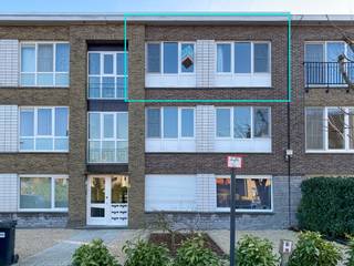 Gerenoveerd twee slaapkamer appartement te huur in Wondelgem. Winkels, scholen, openbaar vervoer e.d. bevinden zich in de nabije omgeving.Het...