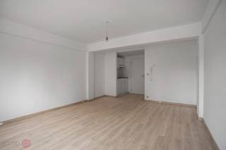 🌿 Volledig vernieuwde, instapklare studio met warmtepomp en afgesloten garagbox in hartje Leuven – rustig gelegen pareltje!<br />Op zoek naar een gezellige, recent vernieuwde studio op een toplocatie in Leuven?<br />Dan is dit charmante en rustig gelegen stekje precies wat je zoekt.<br />De studio omvat:<br />✨ Een lichtrijke leefruimte met aangename indeling<br />✨ Een praktische kitchenette<br />✨ Een aparte badkamer met douche, toilet en wastafel<br />Huurprijs : 800 euro/maand en 60 euro vaste kosten. (Water is al inbegrepen in deze kosten)<br />Op de gelijkvloerse verdieping is er mogelijkheid een afgesloten garagebox bij te huren aan 100 euro/maand. <br />Dankzij de rustige ligging, midden in het bruisende centrum, geniet je van het beste van twee werelden: comfort en stilte, met winkels, restaurants, universiteit en openbaar vervoer op wandelafstand.<br />📞 Bel snel voor een bezoek: 0468 22 53 22<br />📧 info@immo-m.be<br />Kom deze leuke studio ontdekken — misschien wordt hij binnenkort wel helemaal van jou!