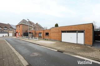 Bent u al langer op zoek naar een pand waar samenleven, zorg of ondernemen harmonieus samenkomen? Dan is dit unieke handelshuis, perfect inzetbaar als kangoeroe- of zorgwoning, een kans die u niet mag laten voorbijgaan.<br /><br />Met een bewoonbare oppervlakte van circa 264 m² en een indrukwekkende straatbreedte van +/- 36 meter biedt dit pand uitzonderlijk veel mogelijkheden. De huidige eigenaar deelde het voormalige winkelpand doordacht op in twee volwaardige woonentiteiten.<br /><br />De voormalige winkelruimte werd omgetoverd tot een aangenaam éénslaapkamerappartement dat volledig werd ingericht voor comfortabel zelfstandig wonen. Dit bestaat uit een open leefruimte met eethoek en keuken, badkamer met douche en toilet, slaapkamer en aparte ruime bergruimte (niet vergund).<br /><br />Aansluitend maar volledig afgescheiden bevindt zich de hoofdwoning. Hier geniet u van een royale zithoek met een gezellige houtkachel die instant warmte en sfeer brengt.<br /><br />De woning beschikt verder over een badkamer met meubel en inloopdouche, een afzonderlijk toilet en een ruime keuken. Aansluitend aan de keuken vindt u een praktische bergruimte met plaats voor wasmachine, droogkast en extra stockage. Op de eerste verdieping bevinden zich drie volwaardige slaapkamers. Via de vaste trap bereikt u de zolder die eenvoudig kan worden ingericht als extra slaapkamers, hobby- of stockageruimte.<br /><br />De ruime garage van 31 m² maakt het geheel extra praktisch voor gezinnen, ouderen, thuiswerkers of zelfstandigen. U geniet van de buitenlucht of een gezellige BBQ op de verharde buitenruimte van +/- 70 m².<br /><br />Gelegen nabij het centrum van Erembodegem combineert deze eigendom rust met een bijzonder vlotte bereikbaarheid. Openbaar vervoer, scholen, buurtwinkels en horeca bevinden zich in de directe omgeving.<br /><br />Dit is een zeldzame opportuniteit voor wie een toekomstgerichte woondroom zoekt op een strategische locatie. Wilt u het volledige potentieel zelf ervaren, aarzel dan niet en vraag vandaag nog uw bezoek aan.<br /><br />* Dit pand kan onderhevig zijn aan de renovatieverplichting die door de Vlaamse overheid wordt opgelegd voor residentiële gebouwen. Consulteer voor meer informatie de website van het Vlaams Energie- en Klimaatagentschap.