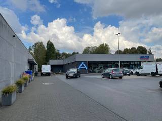 Bent u ook op zoek naar een investeringspand met goede rendementen en stabiele huurders?<br /><br />Dit handelspand is gelegen in Kruibeke op een super commerciële locatie.<br /><br />Het pand is verhuurd sinds 2022 aan een goed draaiend familiebedrijf.<br />Uw investering is in goede handen en biedt een mooi rendement. Bereken zelf je rendement via onze investeringscalculator op de website van Dewaele.com.<br /><br />Het pand werd gerenoveerd in 2014 en in 2022 opgefrist en is dan ook in zeer goede toestand. <br />Er is hoogrendementsglas, het is geïsoleerd en het wordt verwarmd met warmtepomp. Er is geen asbest aanwezig.<br />Er is voldoende parkeergelegenheid in de onmiddelijke nabijheid.<br /><br />De handelshuurovereenkomst is niet opzegbaar door de eigenaar.<br /><br />Voor meer informatie en/of een rendementsberekening op maat neemt u contact op met onze makelaar Alain Van der Aa via alain.van.der.aa@dewaele.com of bel naar 03/296.80.50.