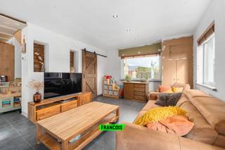 IMMO FRANCOIS MEETJESLAND PRESENTEERT Paterstraat 29!<br /><br />WIJ VERWIJZEN U VOOR ALLE INFO &amp; DOCUMENTEN GRAAG DOOR NAAR ONZE WEBSITE: IMMOFRANCOIS.BE.<br /><br />WENST U EEN GRATIS EN VRIJBLIJVENDE VERKOOPSANALYSE MET WAARDEBEPALING VAN UW EIGENDOM? TOM KOMT GRAAG BIJ U LANGS!<br /><br />Deze charmante halfopen bebouwing in de Paterstraat 29 te Zomergem is gelegen in een rustige en landelijke omgeving, terwijl je toch geniet van een vlotte verbinding richting Gent en Eeklo via de nabijgelegen N9. Bovendien bevinden winkels en andere voorzieningen zich op korte afstand, wat het dagelijkse comfort aanzienlijk verhoogt.<br /><br />De woning werd de voorbije jaren grondig gerenoveerd en biedt de mogelijkheid om de laatste afwerkingen volledig naar eigen smaak te realiseren. Zo werden onder meer het dak, de ramen, de keuken, de badkamer en de verwarmingsinstallatie vernieuwd, wat zorgt voor een solide en hedendaagse basis. Hierdoor hoef je in de nabije toekomst geen grote kosten meer te verwachten.<br /><br />Bij het betreden van de woning kom je terecht in een lichtrijke en gezellige leefruimte die naadloos overgaat in de open keuken. Deze keuken is uitgerust met alle moderne comfort. Aansluitend bevindt zich een praktische berging met aansluitingen voor de wasmachine.<br /><br />Op het gelijkvloers bevindt zich tevens de volledig vernieuwde badkamer, ingericht met een wastafel, toilet en een ruime inloopdouche. De eerste verdieping herbergt een volwaardige slaapkamer en een kinderkamer.<br /><br />Buiten geniet je van een aangename, zonnige tuin met terras. Daarnaast beschikt de woning over een dubbele garage en een ruime oprit, wat zorgt voor voldoende parkeergelegenheid.<br /><br />Ben je op zoek naar een charmante, gerenoveerde woning met een landelijke ligging en tal van mogelijkheden? Aarzel niet en contacteer Tom Verstringe van Immo Francois Meetjesland voor meer informatie of een bezoek ter plaatse!<br /><br />GRAAG ALS EERSTE OP DE HOOGTE VAN ONS AANBOD? <br /><br />1) BEZORG ONS UW ZOEKVOORKEUREN EN WE HOUDEN CONTACT, <br /><br />2) VOLG @IMMOFRANCOISMEETJESLAND VIA INSTAGRAM<br /><br />