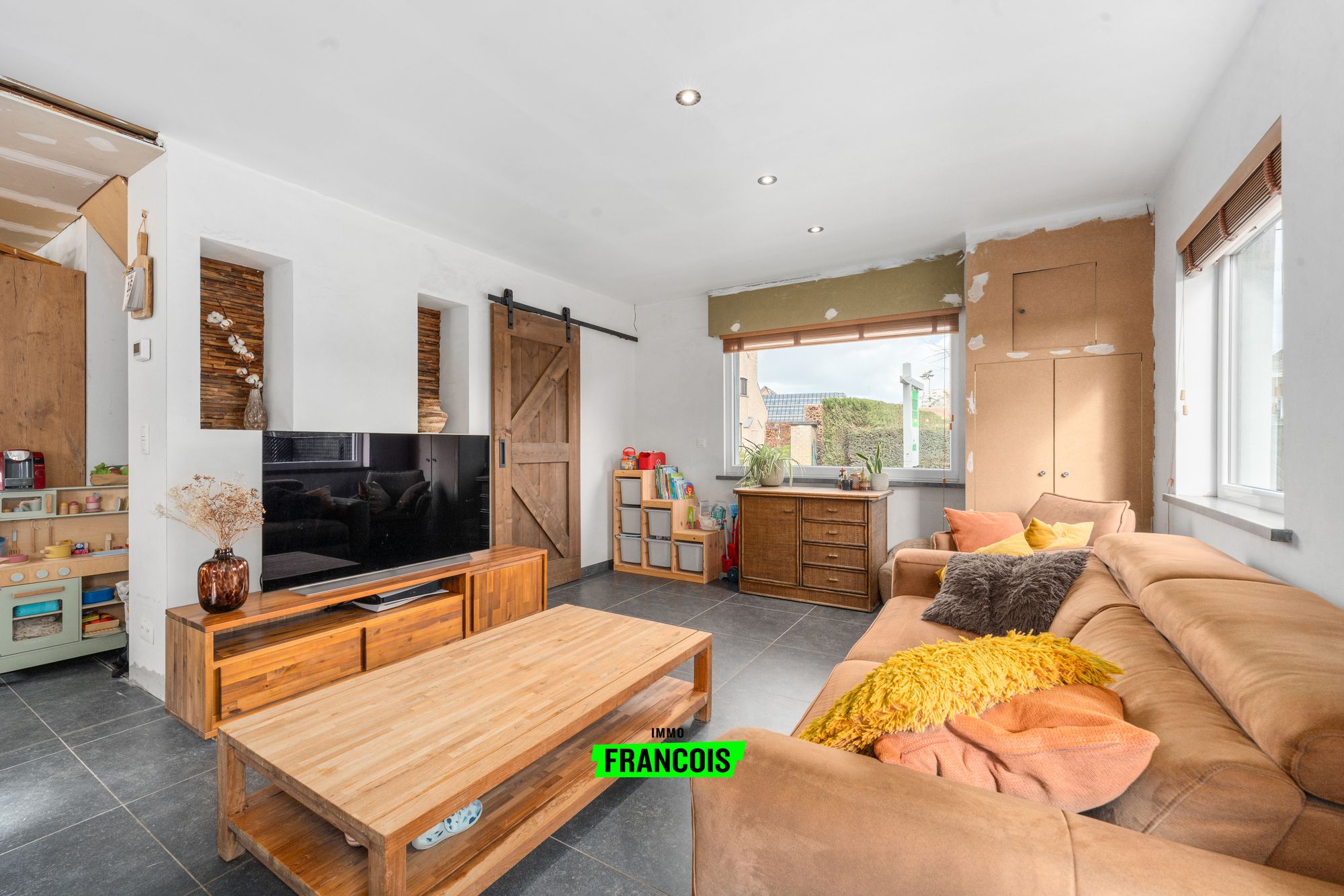 Charmante halfopen bebouwing met dubbele garage en zonnige tuin in Zomergem - foto 3