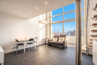 Dit charmante duplexappartement is gelegen op de prestigieuze Louizalaan, in een mooi en goed onderhouden gebouw. Het appartement onderscheidt zich door zijn overvloedige natuurlijke lichtinval, aangename indeling en uitstekende ligging.
Op de benedenverdieping bevindt zich een inkomhal met een apart gastentoilet, die toegang geeft tot de lichtrijke leefruimte. De grote raampartijen, die zich uitstrekken over de volledige hoogte, zorgen voor een ruimtelijk gevoel en een overvloed aan natuurlijk licht. De leefruimte omvat een open keuken en geeft toegang tot een balkon, ideaal om even tot rust te komen.
Op de bovenverdieping bevindt zich een comfortabele slaapkamer met ingebouwde kasten, evenals een badkamer.
Dankzij de topligging op de Louizalaan, vlak bij winkels, openbaar vervoer en het Ter Kamerenbos, geniet u hier van een aangename woonomgeving met alle voorzieningen binnen handbereik, in het hart van Brussel.