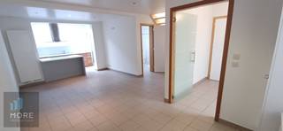 Huisje te koop met op het gelijkvloers een lichtrijke woonkamer met compleet ingerichte keuken, koer, berging en apart toilet, badkamer met douche, toilet en lavabo, boven bevinden er zich twee slaapkamers.<br /><br /><br /><br /><span><strong>Tekoopstelling onder voorwaarden; Zie www.more.be, "bijlagen" en onder voorbehoud van beschikbaarheid.</strong></span>