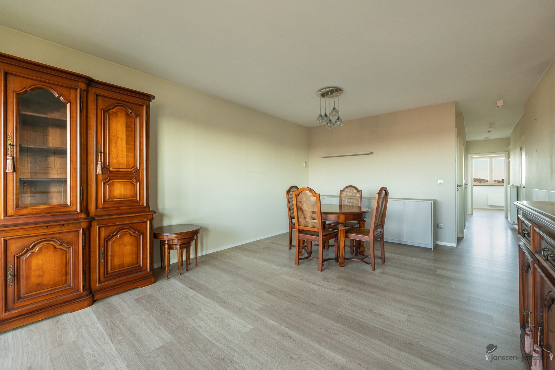 Instapklaar appartement met 2 slpks, terras en autostaanplaats - foto 4