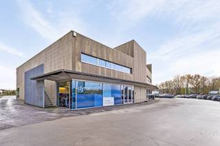 Gelegen op de hoek van de Ring van Roeselare (R32) staat dit instapklaar kantoor te huur van ca.540 m² met schitterende visibiliteit.Parking aanwezig op de site.Publiciteitsruimte op de totem is voorzien.Specificaties kantoor:- gelijkvloerse ruimte links van ca.180m² - instapklaar- veel lichtinval door ramen voor- en achteraan + op de zijgevelIndeling:- open kantoorruimte - aparte burelen/vergaderzalen- kitchenette- sanitair aanwezig Vlot bereikbaar met de wagen en het openbaar vervoer.Bent u op zoek naar bedrijfsvastgoed bestaande uit een kantoor te huur in Roeselare? Aarzel dan niet om ons te contacteren op het nummer 051 21 22 23.