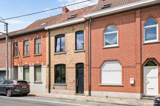 Bent u op zoek naar een <strong>energiezuinige </strong>woning te koop in Harelbeke? Dan is deze <strong>volledig vernieuwde</strong> gezinswoning in de Peter Benoitlaan 38 zeker een bezoek waard.<br /><br />Deze instapklare woning combineert eigentijds wooncomfort met een uitstekende energieprestatie dankzij het<strong> EPC Label B</strong>. De ruime en lichtrijke woonkamer vormt het hart van de woning en biedt een aangename leefruimte voor het hele gezin.<br /><br />Verder beschikt de woning over:<br /><br />3 volwaardige slaapkamers, moderne badkamer met douche en toilet, ruime en gezellige woonkamer, praktische kelder voor extra bergruimte, aangename tuin om te genieten van rust en privacy.<br /><br />Dankzij de <strong>grondige renovatie </strong>hoeft u enkel nog uw meubels te plaatsen en meteen te genieten van uw nieuwe thuis.<br /><br />De woning is gunstig gelegen in <strong>een rustige buurt</strong> van Harelbeke, met winkels, scholen, openbaar vervoer en belangrijke invalswegen in de onmiddellijke omgeving.<br /><br />Interesse in deze energiezuinige woning te koop in Harelbeke? Neem vandaag nog contact op voor een bezoek en ontdek zelf alle troeven van deze prachtige woning.