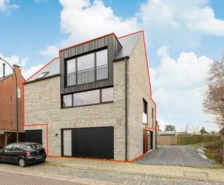 INDELINGTreedt binnen in deze uitzonderlijke triplex, op het gelijkvloers treft men de ruime inkomhal voorzien van ingemaakte vestiairekasten en een...