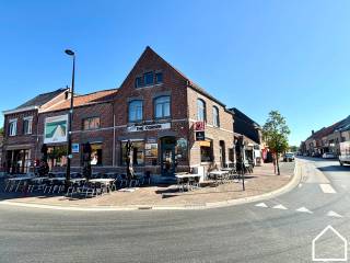THE CORNER over te nemen, dus bovenop de huurprijs dient een overname betaald te worden voor gans de inrichting.<br /><br />Bekijk zeker ook de vastgoedvideo via deze link; https://youtube.com/shorts/lW6q7Q3VkRY<br /><br />De zaak is volledig uitgerust en bij wijze van spreken kan je morgen starten met je eigen zaak! Het bevat o.a. een volledig uitgeruste keuken, kassasysteem, glazenwasser, volledige uitgeruste toog, muziekinstallatie, uitgeruste frituurgedeelte, terras, bovenverdieping met 2 slaapkamers, living, badkamer en zolder ...<br /><br />Het pand bestaat uit 4 verdiepingen:<br /><br />- gelijkvloers bestaande uit de volledige handelsgedeelte; 2 zalen, toog, erachter een berging, frituurgedeelte met een volledige uitgeruste instapklare keuken, grote spoelbak met grote vaatwasser en nog wat extra stockage ruimte en sanitaire blok en terrassen rondom het gebouw<br /><br />- eerste verdiep bestaande uit; 2 slaapkamers, een living en een badkamer<br /><br />- zolderverdiep met gigantisch veel ruimte om dingen te stockeren<br /><br />- kelderverdiep <br /><br />Extra; uitstekende ligging in het centrum van Zonnebeke en met de hoogdagen zoals de Zonnebatjes en de kermis zijn dit de absolute topdagen voor 'The Corner, uitstekende financiële cijfers,...<br /><br />Droom jij ervan om een horeca zaak uit te baten? Aarzel niet langer en contacteer Maxim voor meer informatie of voor een bezoek;<br /><br />maxim@partnersinvastgoed.be - 0474/40.15.79