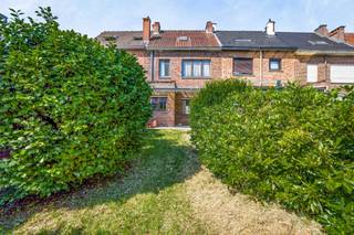 <p>Immo Pické biedt U deze rustig en goed gelegen te renoveren woning aan, in de onmiddellijke omgeving van winkels, scholen, openbaar vervoer en belangrijke verbindingswegen. Deze woning bestaat op het gelijkvloers uit een inkomhal met apart gastentoilet, een berging, een wasplaats en een garage. Op de eerste verdieping vinden we een woonkamer met eetplaats, een aangrenzende keuken, een nachthal en een bureau. Op de tweede verdieping vinden we een nachthal met 2 grote slaapkamers (15 m² en 14 m²), een badkamer en een bureau. Via een reeds aanwezige vaste trap bereiken we de zolderverdieping, waar nog twee slaapkamers ( 13m² en 18m²) aanwezig zijn samen met een nachthal. Bovendien beschikt de woning over een autostaanplaats voor de woning en een tuin achter de woning.</p>