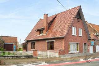 Nestled in the heart of the village of Laplaigne on a plot of nearly 3,000 m², this sound and solid house offering a generous living area of 229 m²...